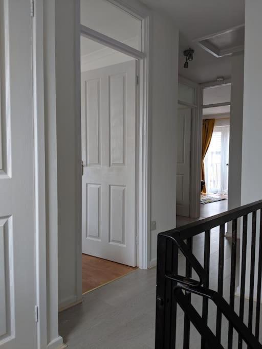 Private 2 Bed Flat Close To Excel & Airport Apartament *