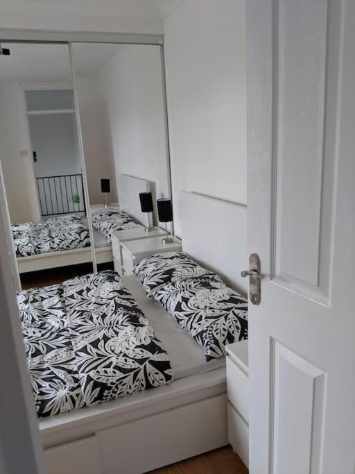 Private 2 Bed Flat Close To Excel & Airport Apartament *