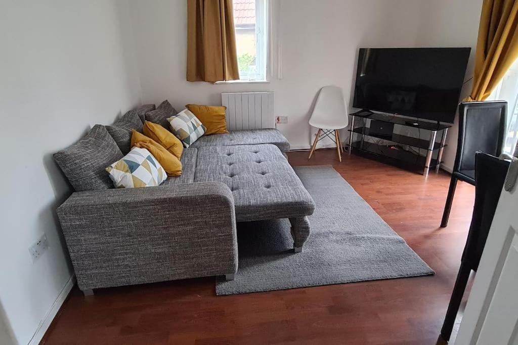 Private 2 Bed Flat Close To Excel & Airport Apartament